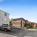 Sundeck Surfscape - Upbeat Beachside Living In Bondi